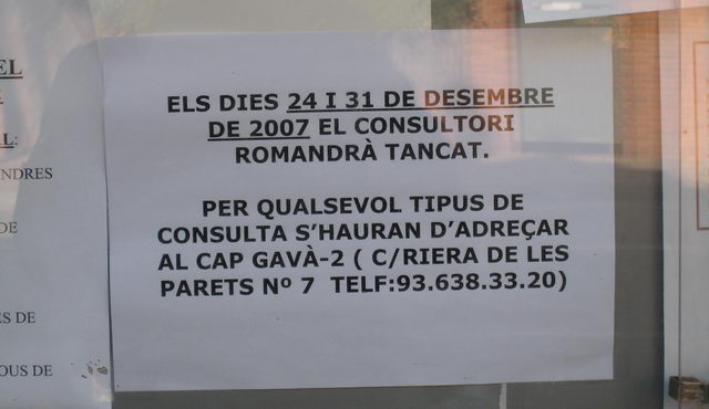 Cartel colgado en el Centro Cívico de Gavà Mar anunciando el cierre del CAP de Gavà Mar los días 24 y 31 de diciembre de 2007